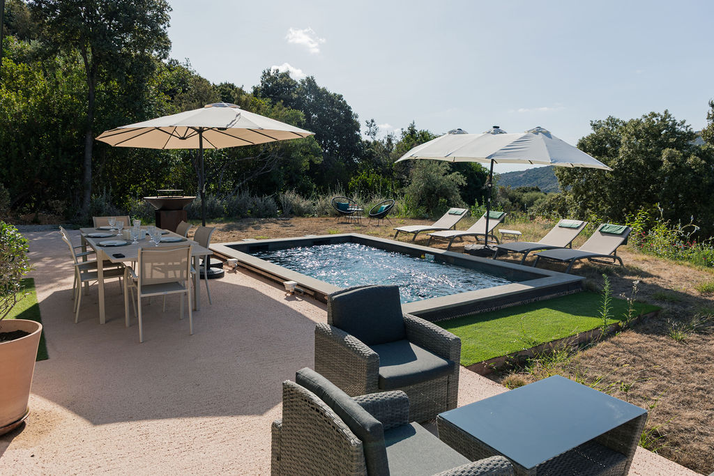 Espaces de détente autour de la piscine