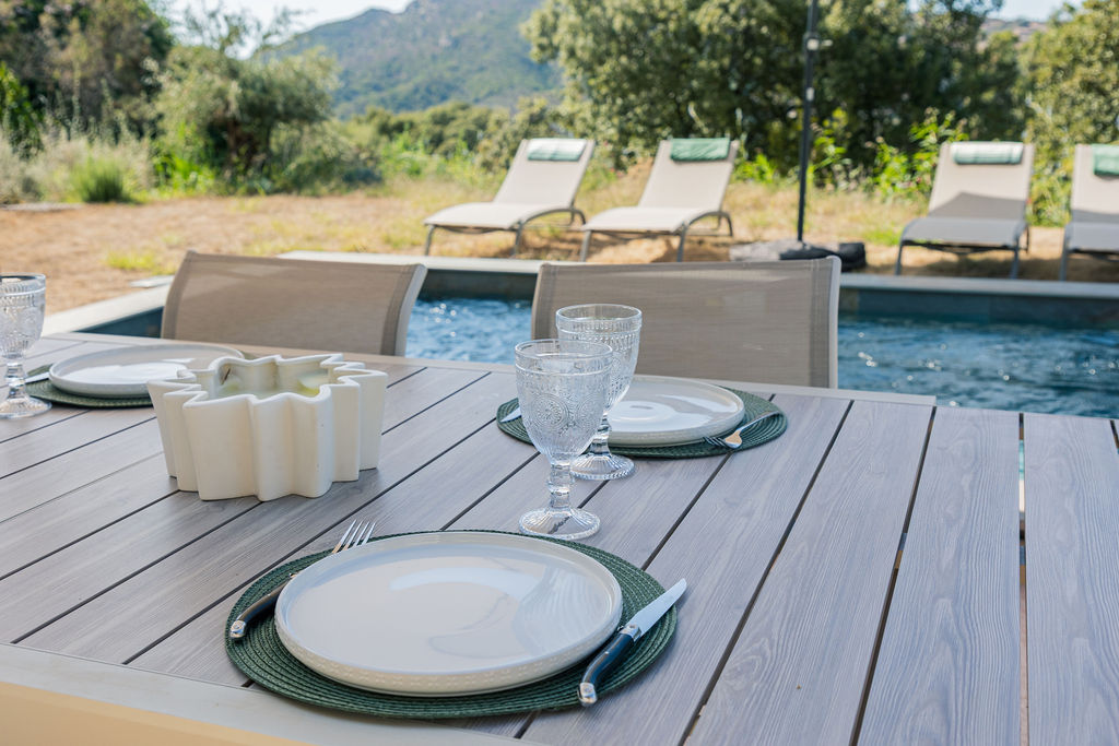 Table extérieure au bord de la piscine