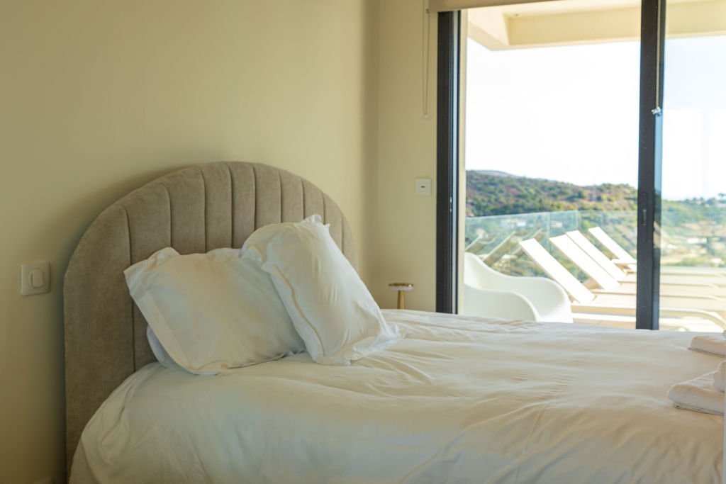 Chambre avec accès au patio