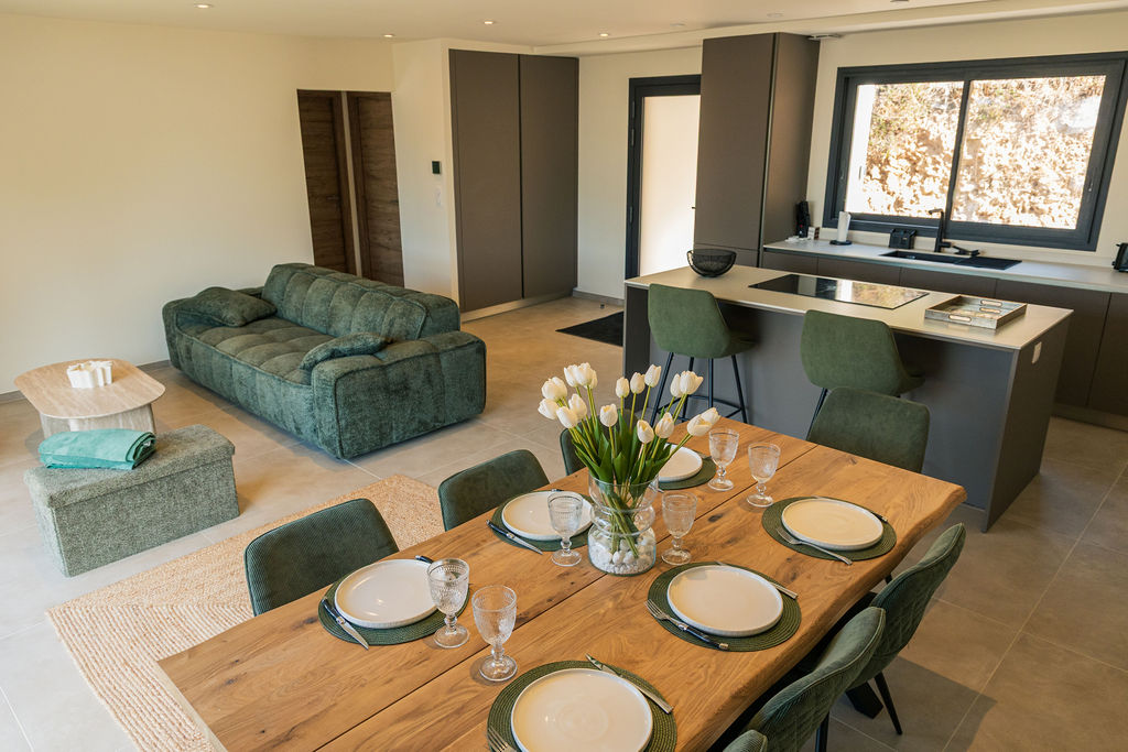 Séjour ouvert avec cuisine et salle à manger