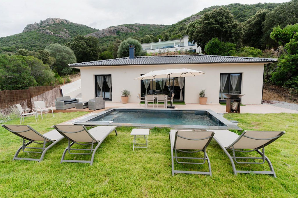 Villa, piscine et jardin face aux montagnes