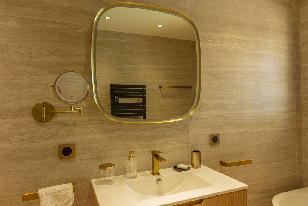 Salle de bain avec baignoire