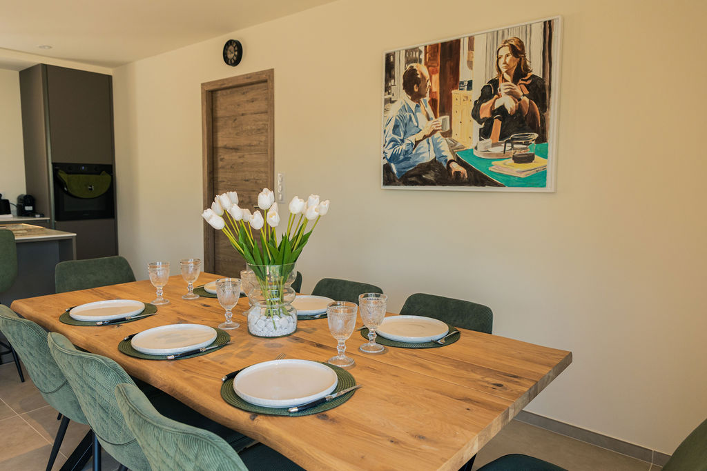 Grande table à manger dressée