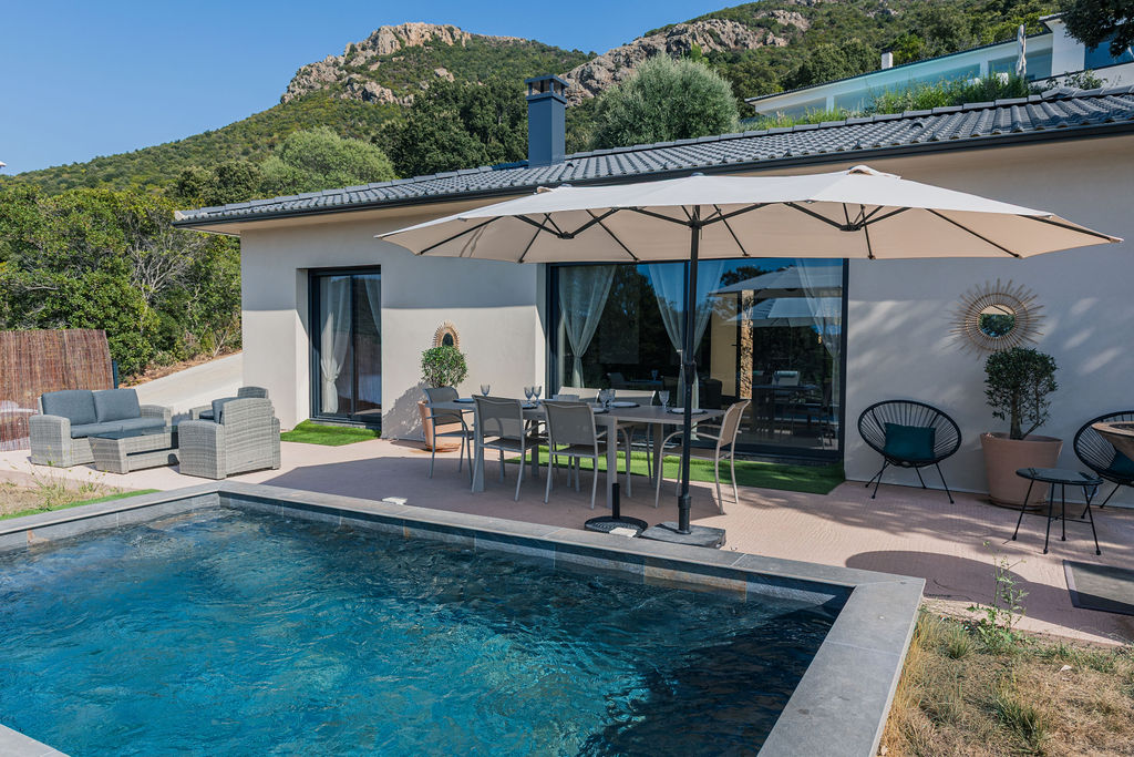 Terrasse et piscine au pied des montagnes