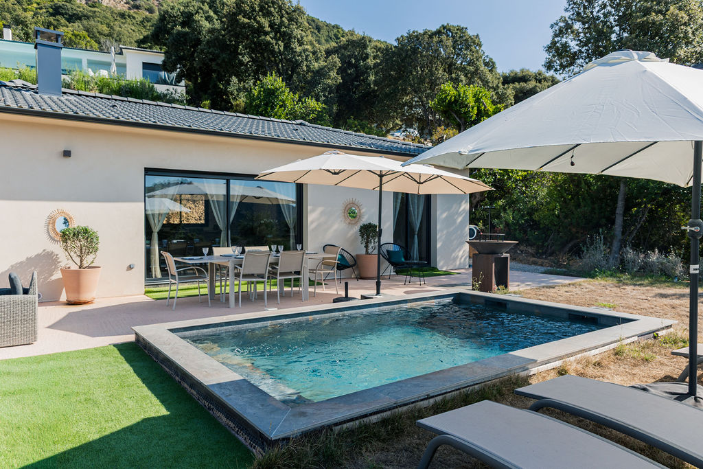 Piscine et terrasse aménagée
