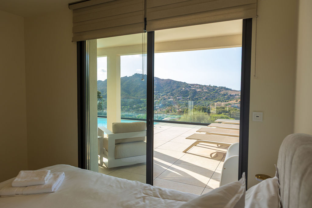 Chambre avec vue sur la piscine