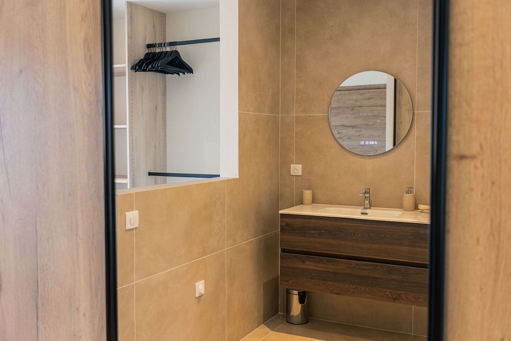 Salle d'eau contemporaine avec rangements