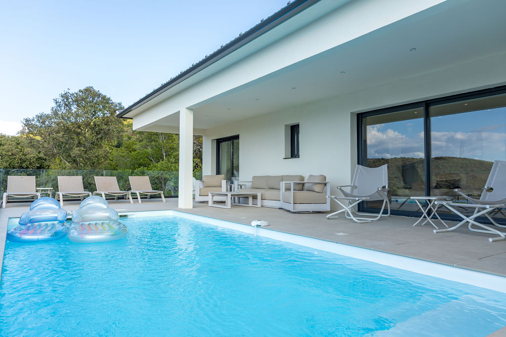 Piscine et terrasse couverte