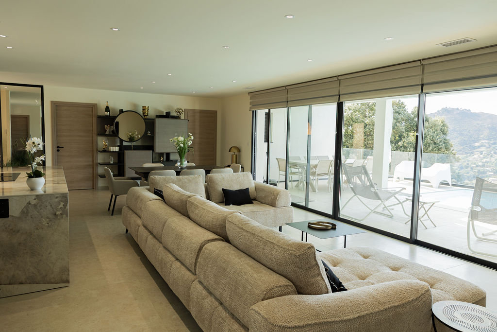 Salon et baie vitrée de 6 mètres