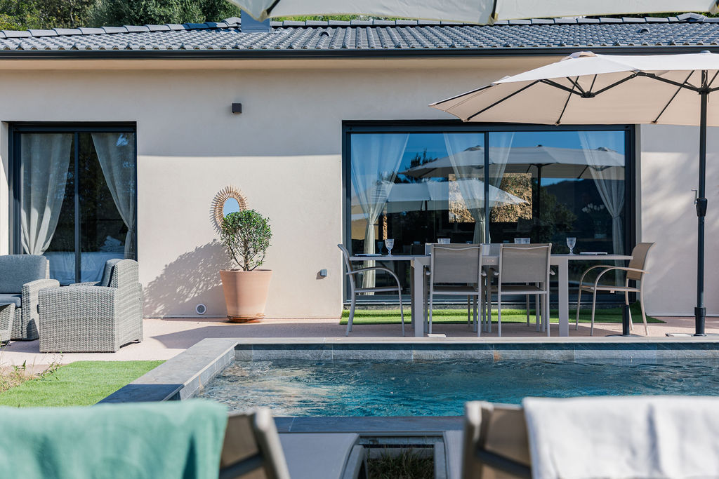 Piscine devant les baies vitrées