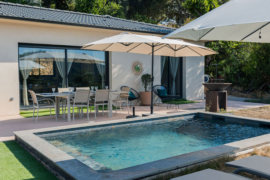 Façade et piscine de la Villa Ezilia